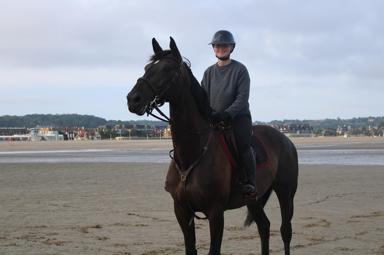 Léa à cheval sur la plage